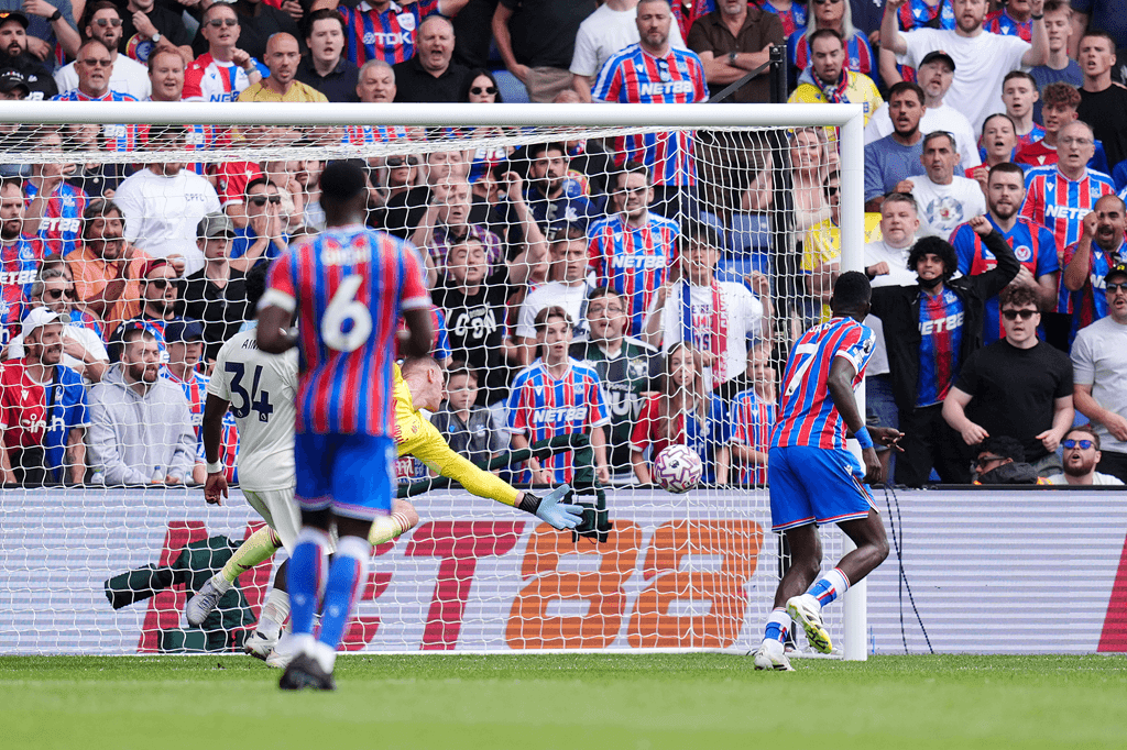 Cầu thủ Crystal Palace và Nottingham Forest tranh bóng gần khung thành trong trận đấu căng thẳng tại Selhurst Park.
