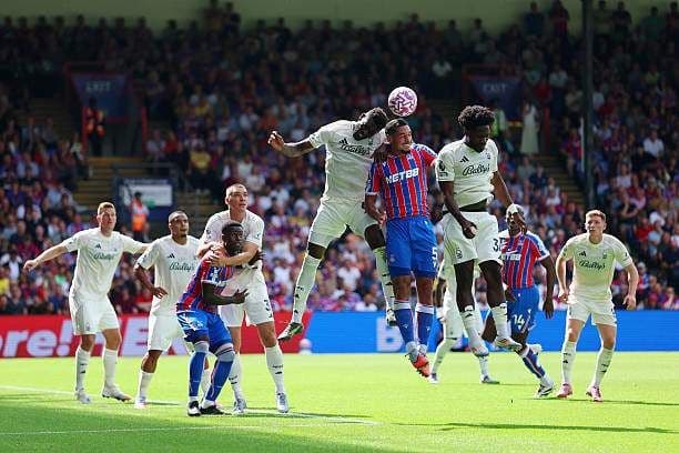 Cầu thủ Crystal Palace và Nottingham Forest tranh chấp bóng bổng quyết liệt trong trận đấu đầy thù hận.