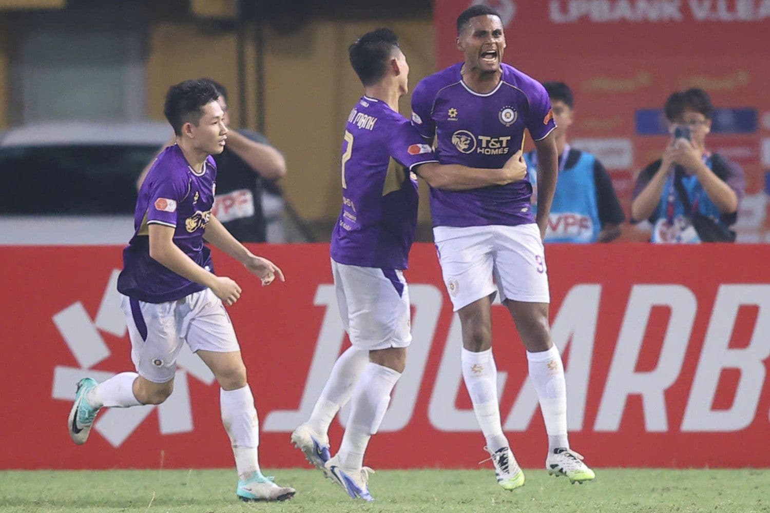 Cầu thủ Daniel Passira của Hà Nội FC ăn mừng bàn thắng, biểu tượng cho sự bùng nổ và tinh thần quật khởi của đội bóng.