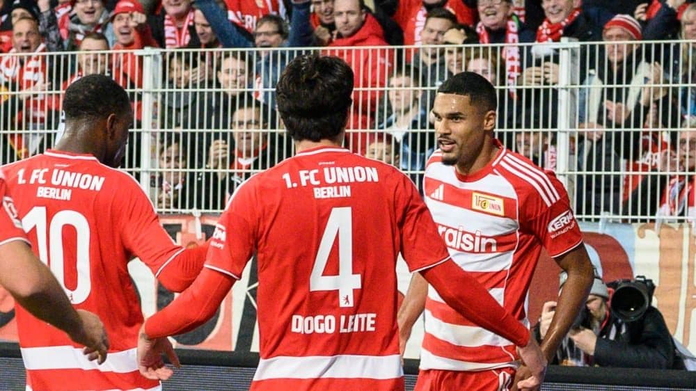 Cầu thủ Danilho Doekhi của Union Berlin ăn mừng chiến thắng cùng đồng đội trước sự cổ vũ của người hâm mộ tại sân Försterei.