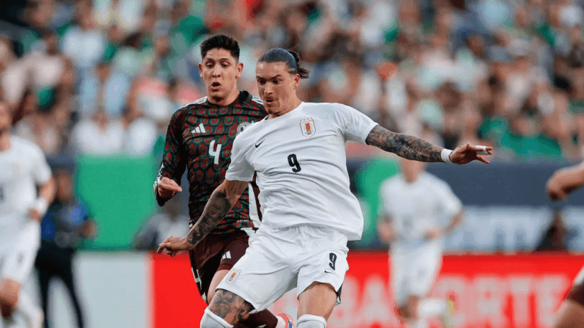 Cầu thủ Darwin Nunez của Uruguay đối đầu với cầu thủ Mexico trong trận đấu giao hữu trước Copa America.