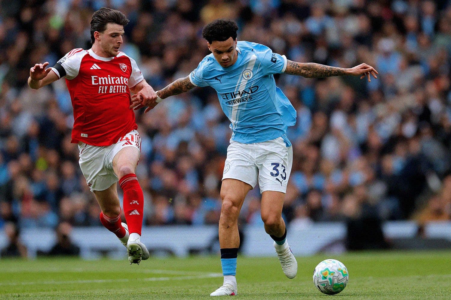 Cầu thủ Declan Rice của Arsenal đối đầu với cầu thủ Man City trong trận đấu, thể hiện cuộc đối đầu chiến thuật