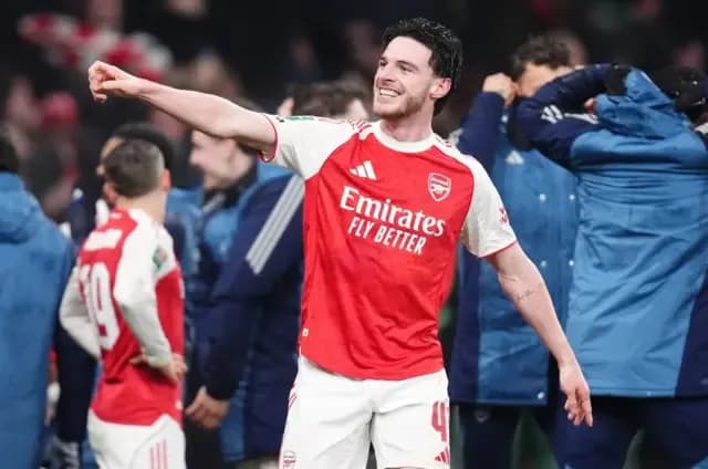 Cầu thủ Declan Rice của Arsenal ăn mừng, thể hiện niềm tin và tham vọng chinh phục các danh hiệu lớn.