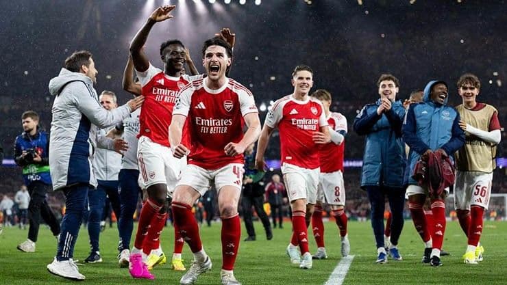 Cầu thủ Declan Rice của Arsenal và đồng đội ăn mừng trên sân, thể hiện tinh thần đồng đội và niềm vui chung của cộng đồng người hâm mộ.