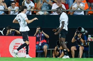 Cầu thủ Diakhaby và Javi Guerra của Valencia ăn mừng bàn thắng, thể hiện sự tỏa sáng của các ngôi sao.