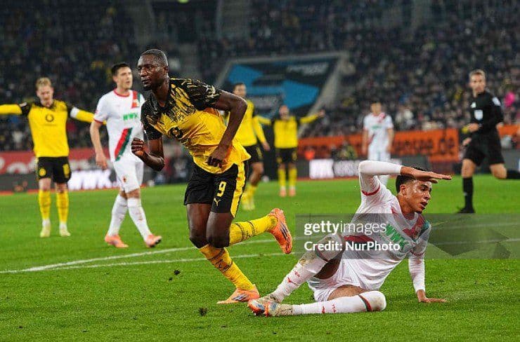Cầu thủ Dortmund ăn mừng bàn thắng duy nhất trước Augsburg.