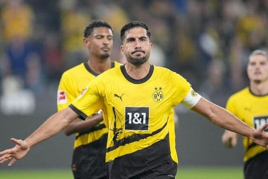 Cầu thủ Dortmund trên sân cỏ Bundesliga, thể hiện sự cạnh tranh không ngừng của giải đấu
