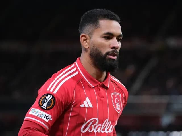 Cầu thủ Douglas Luiz của Nottingham Forest trong trận đấu ở giải đấu châu Âu.