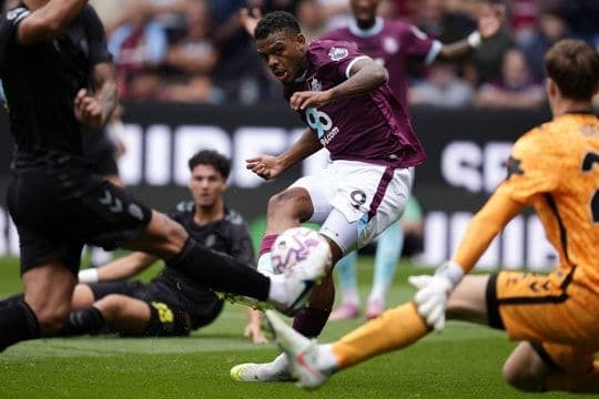 Cầu thủ dứt điểm trong trận đấu Ngoại hạng Anh, thể hiện bản lĩnh và áp lực sân cỏ.