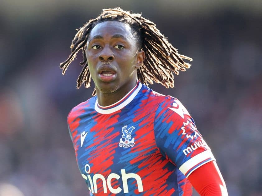 Cầu thủ Eberechi Eze của Crystal Palace trên sân cỏ