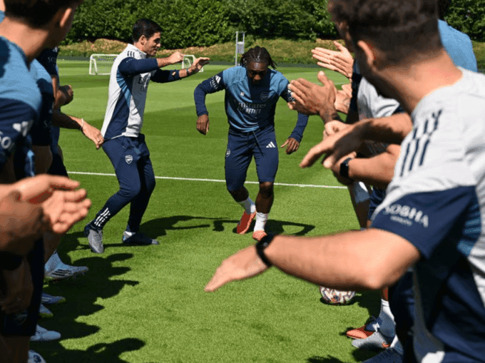 Cầu thủ Eberechi Eze tập luyện cùng Arsenal, nhấn mạnh tầm quan trọng của chiều sâu đội hình trong giai đoạn giữa mùa giải.