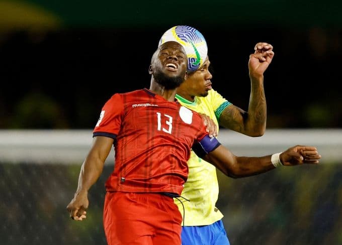 Cầu thủ Ecuador tranh bóng bổng với cầu thủ Brazil, biểu tượng cho sự phát triển tài năng và khả năng cạnh tranh quốc tế của bóng đá Ecuador.