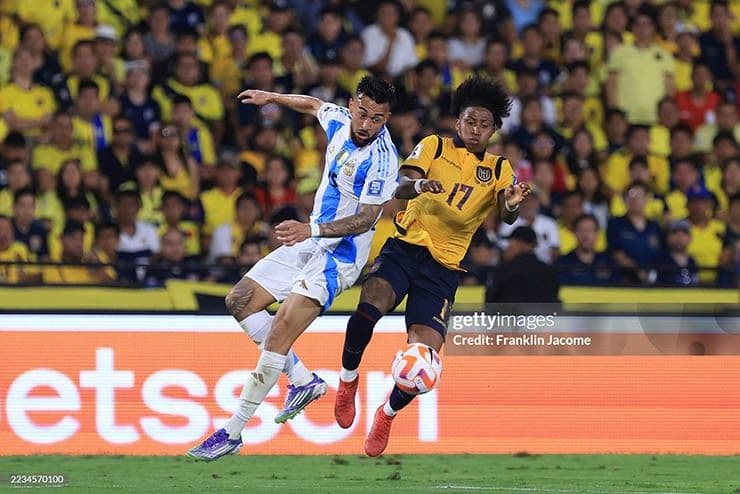Cầu thủ Ecuador và Argentina tranh chấp bóng quyết liệt trong trận đấu vòng loại World Cup