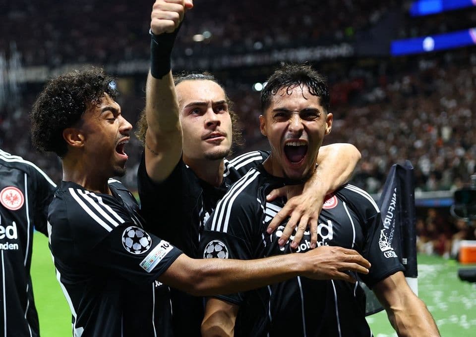Cầu thủ Eintracht Frankfurt ăn mừng chiến thắng lội ngược dòng đầy kịch tính tại Champions League