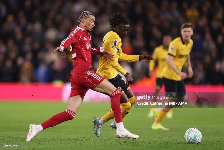 Cầu thủ Ekitike của Liverpool nỗ lực tranh bóng, minh họa bản lĩnh và sự kiên cường của đội bóng.