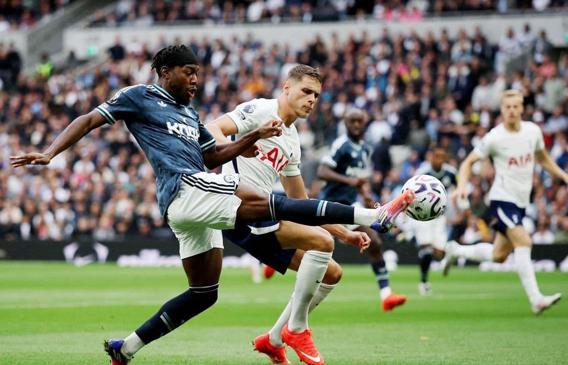 Cầu thủ Elanga của Newcastle dứt điểm trước sự truy cản của Pedro Porro (Tottenham), minh họa quyết định chiến thuật trên sân