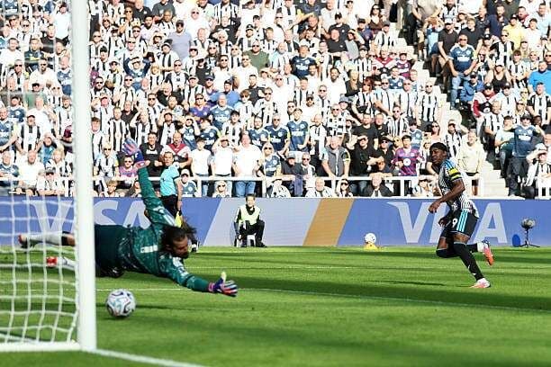 Cầu thủ Elanga của Newcastle ghi bàn vào lưới Liverpool trong trận đấu mở màn Ngoại hạng Anh.