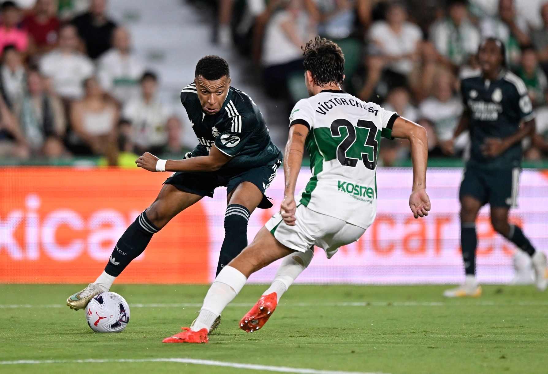 Cầu thủ Elche nỗ lực phòng ngự trước sức ép từ Real Madrid trong hiệp hai, khi Elche vùng lên mạnh mẽ.