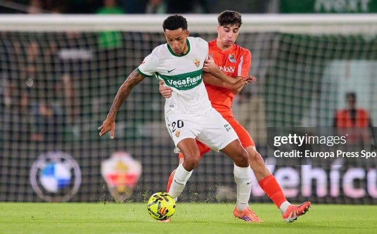 Cầu thủ Elche (áo trắng) đối đầu Real Sociedad trong trận đấu La Liga