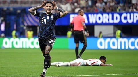 Cầu thủ Enzo Fernandez của Argentina ăn mừng bàn thắng tại World Cup, biểu tượng cho vinh quang Chiếc Giày Vàng.