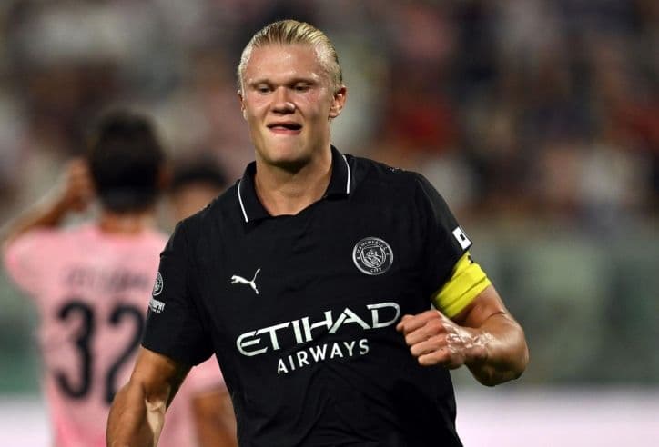 Cầu thủ Erling Haaland của Man City chạy trên sân trong trận đấu