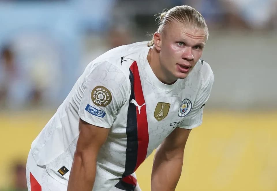 Cầu thủ Erling Haaland của Manchester City với huy hiệu FIFA Club World Cup trên áo.