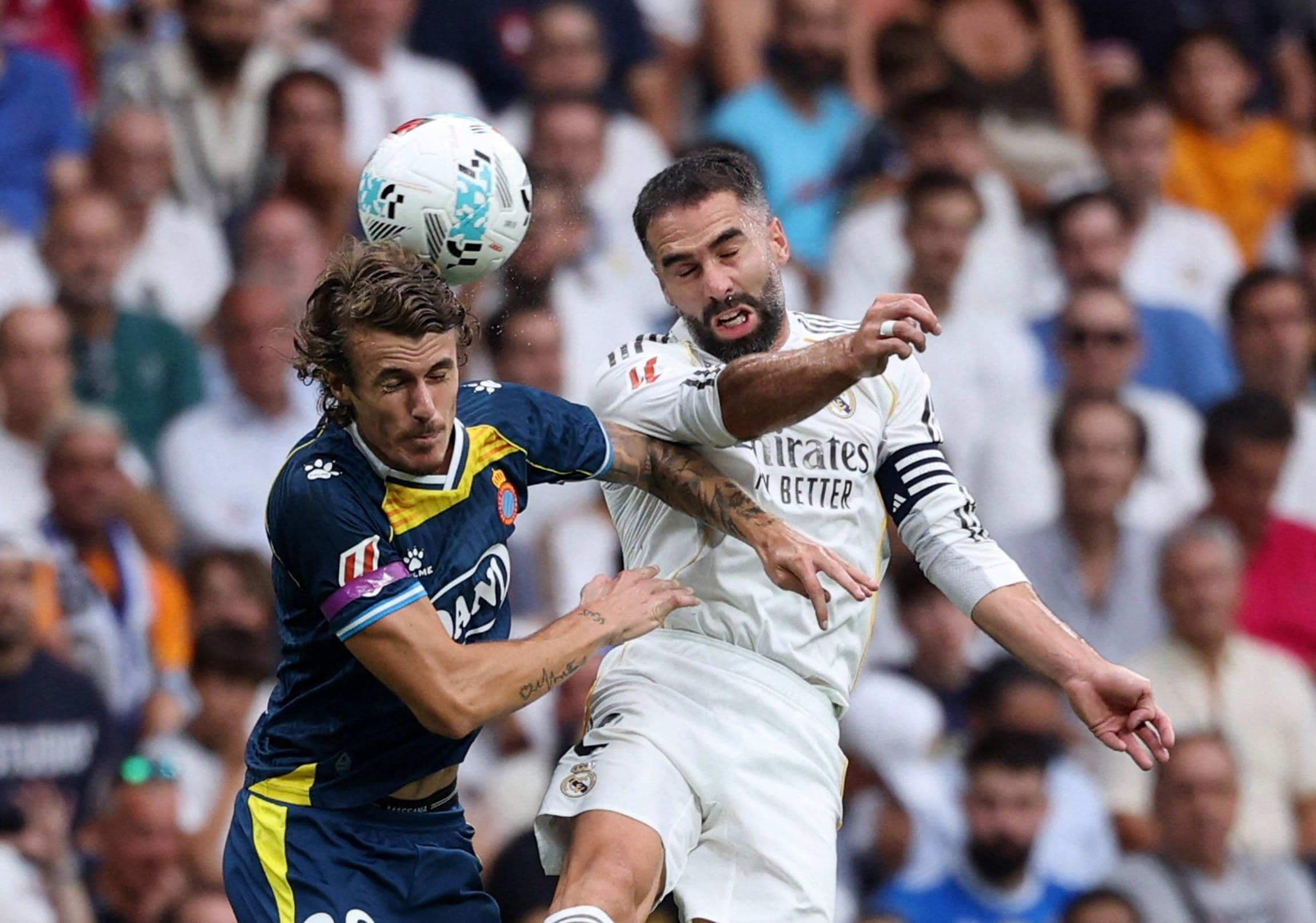 Cầu thủ Espanyol tranh chấp bóng bổng với đối thủ Real Madrid, minh chứng cho sự kiên cường.