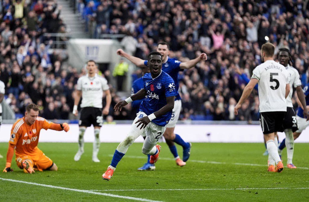 Cầu thủ Everton Gueye ăn mừng bàn thắng mở tỷ số, chấm dứt chuỗi trận thất vọng của đội nhà.