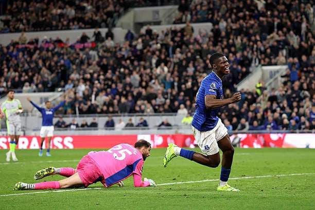 Cầu thủ Everton ăn mừng bàn thắng sau sai lầm phòng ngự của Man City, khởi đầu cho màn lội ngược dòng bất ngờ.