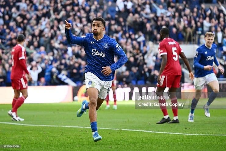 Cầu thủ Everton ăn mừng bàn thắng, thể hiện sự trỗi dậy mạnh mẽ của đội bóng