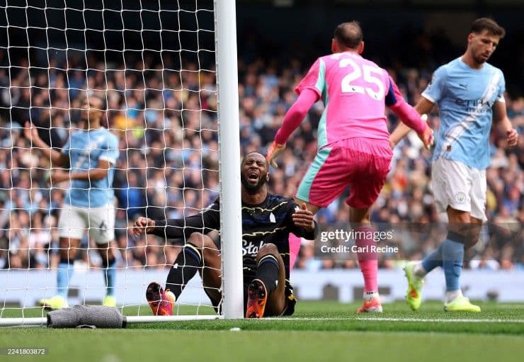 Cầu thủ Everton thất vọng tại sân Etihad, minh họa "dớp" không thắng của đội bóng.