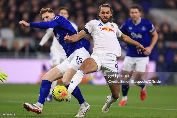Cầu thủ Everton và Leeds tranh chấp bóng quyết liệt tại Goodison Park