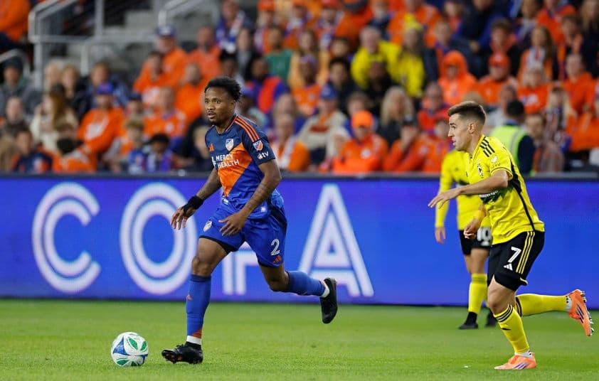 Cầu thủ FC Cincinnati và Columbus Crew tranh bóng trong trận derby Ohio