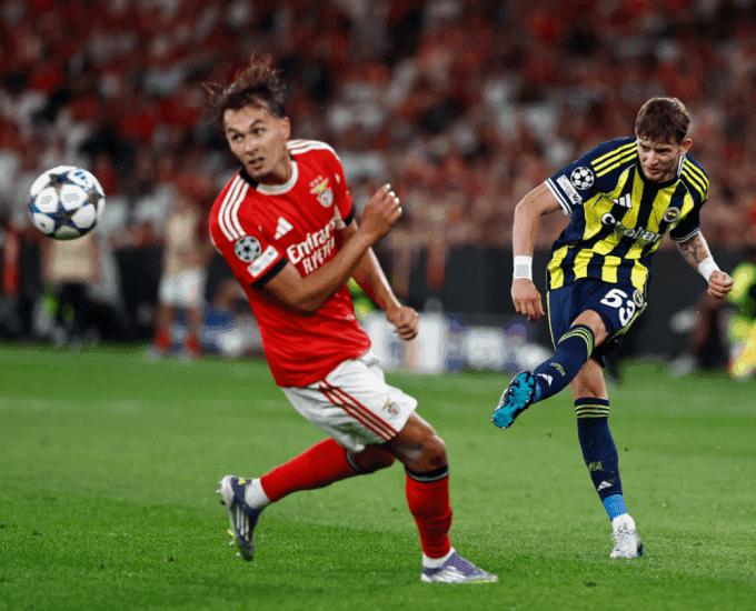 Cầu thủ Fenerbahce và Benfica tranh chấp bóng quyết liệt trong trận play-off Champions League