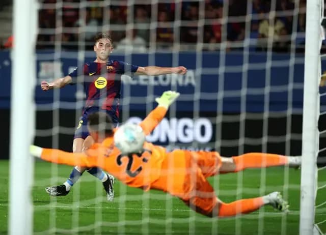 Cầu thủ Fermín López của Barcelona ghi bàn vào lưới Valencia, mở màn cho chiến thắng hủy diệt 6-0.