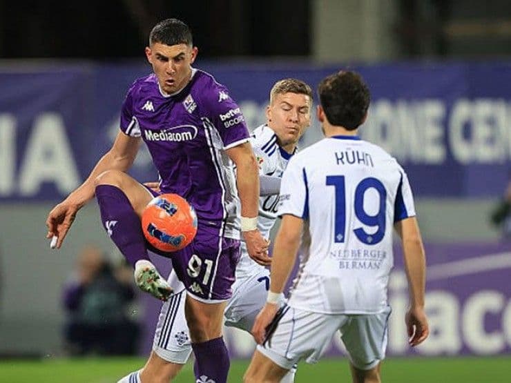 Cầu thủ Fiorentina nỗ lực trong trận thua Como tại Coppa Italia