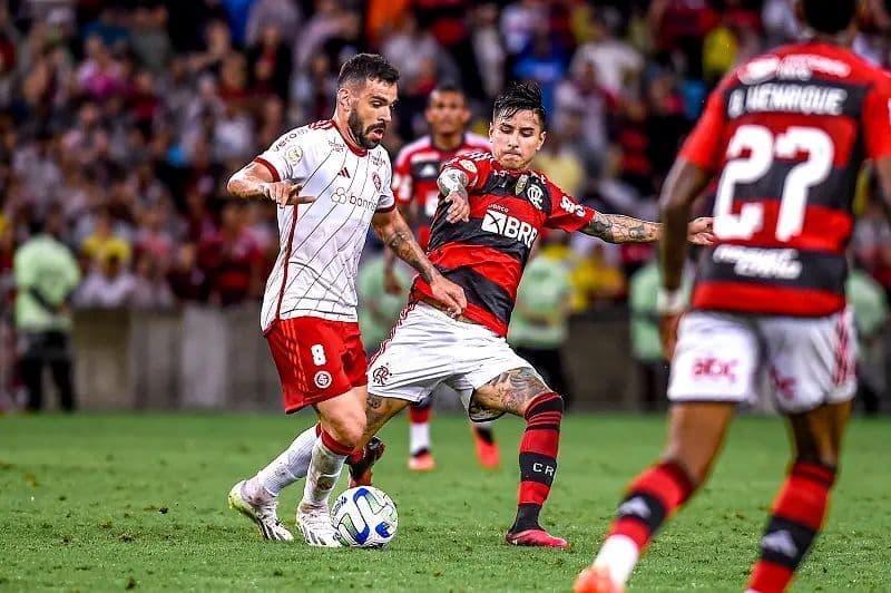 Cầu thủ Flamengo và Internacional tranh bóng quyết liệt trên sân Maracanã