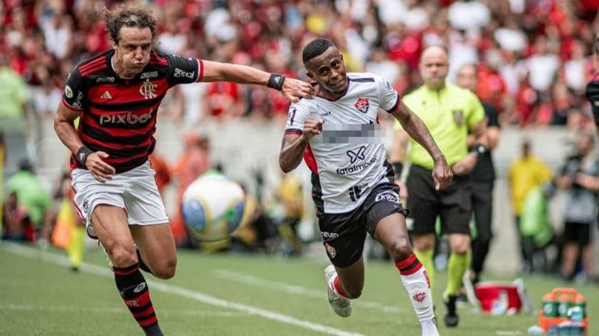 Cầu thủ Flamengo và Vitória tranh chấp bóng trong trận đấu tại Maracanã.