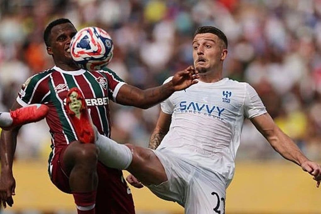Cầu thủ Fluminense và Al Hilal tranh bóng giữa sân trong hiệp một.