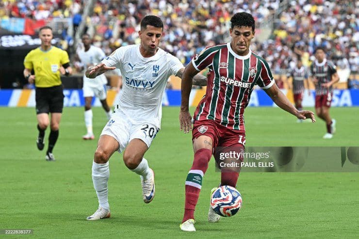 Cầu thủ Fluminense và Al Hilal tranh chấp bóng quyết liệt trong trận đấu FIFA Club World Cup.