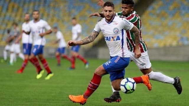 Cầu thủ Fluminense và Bahia tranh bóng quyết liệt trong trận tứ kết Cúp Quốc gia