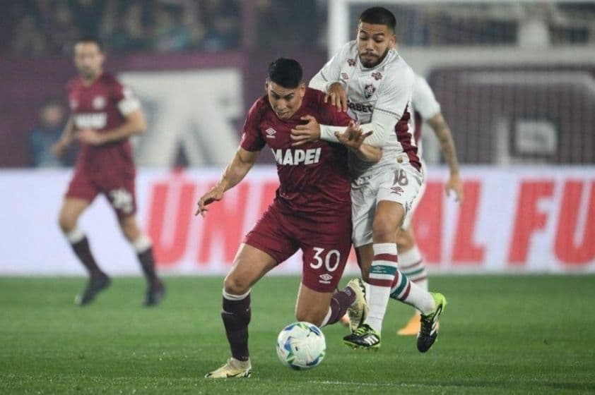 Cầu thủ Fluminense và Lanús tranh bóng trong trận tứ kết Copa Sudamericana.