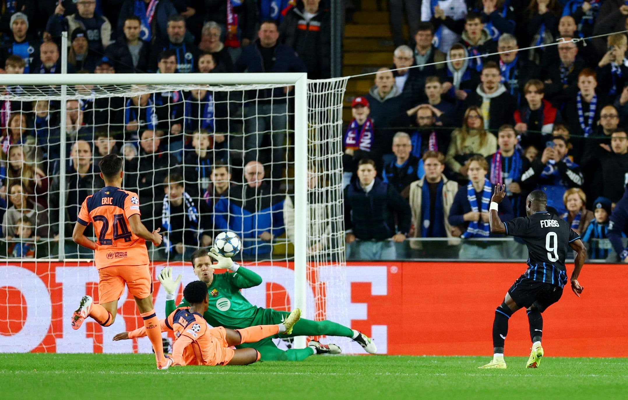 Cầu thủ Forbs của Club Brugge dứt điểm, thể hiện sự ngoan cường của đội chủ nhà.