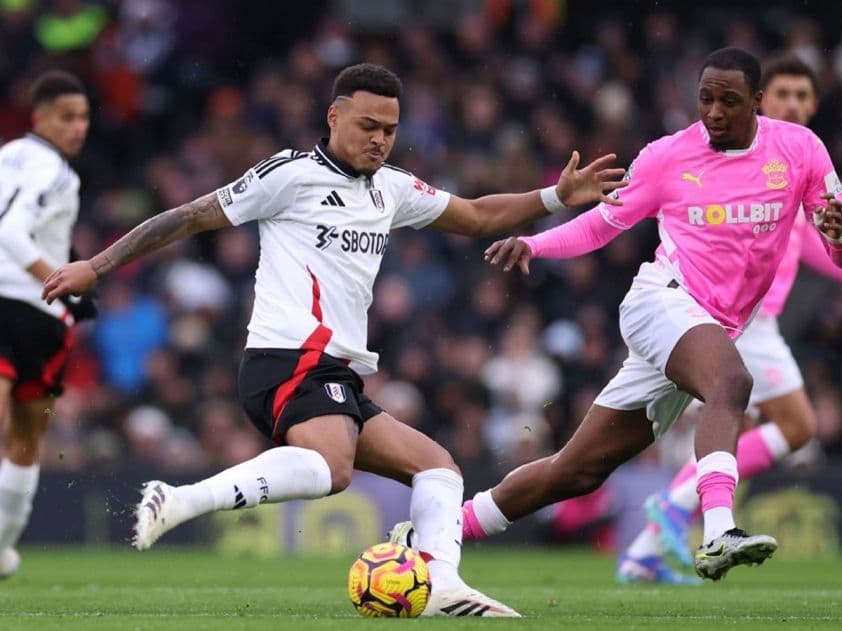 Cầu thủ Fulham trong trận đấu tại Craven Cottage, biểu tượng cho trận FA Cup sắp tới.
