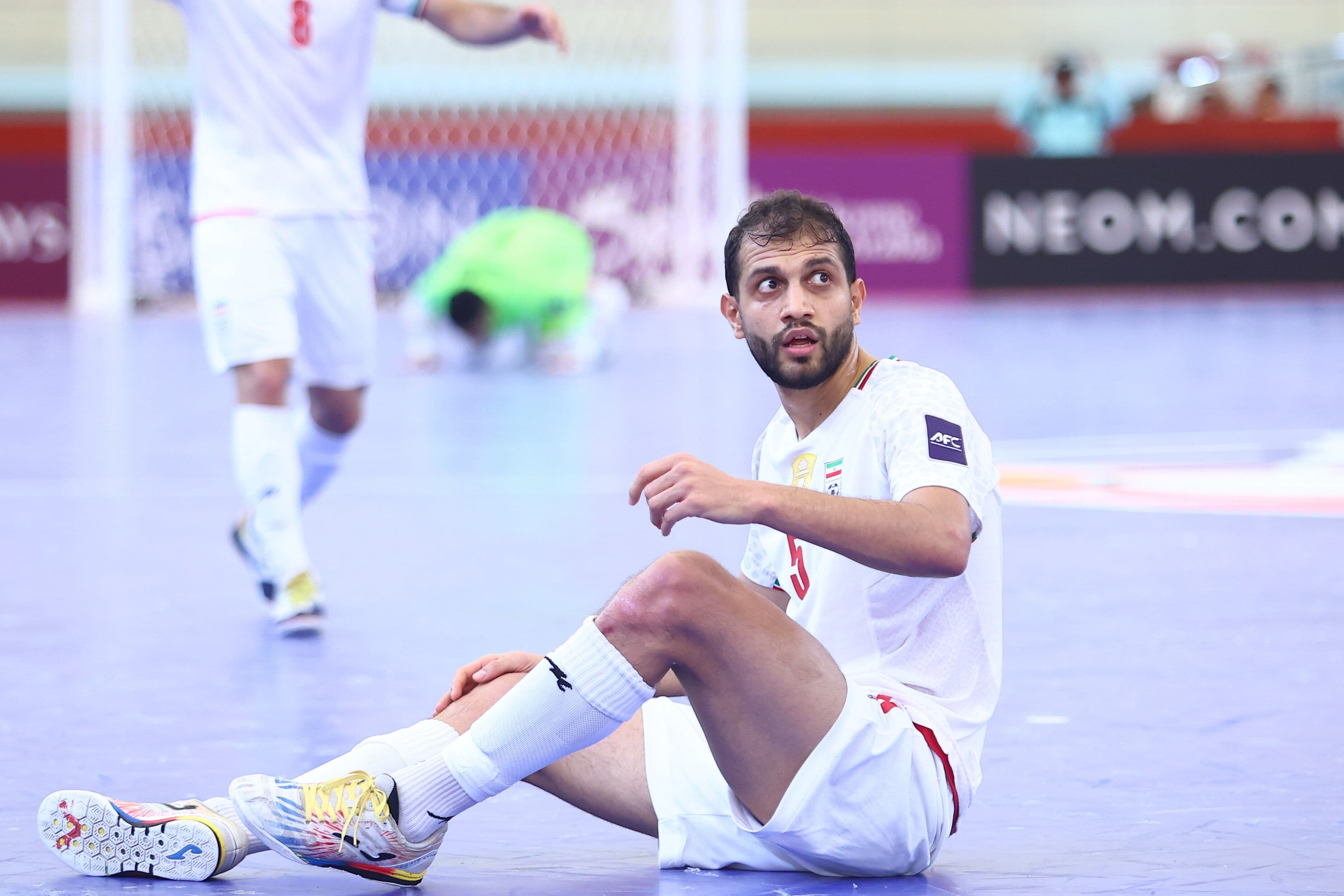 Cầu thủ futsal Iran ngồi trên sân, thể hiện sự căng thẳng và áp lực trong trận đấu tứ kết tại Cúp Futsal Châu Á.