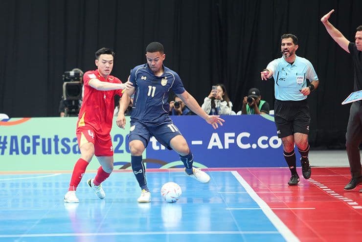 Cầu thủ futsal Việt Nam Gia Hưng đối mặt thủ môn Thái Lan trong trận đấu căng thẳng tại VCK Futsal châu Á.
