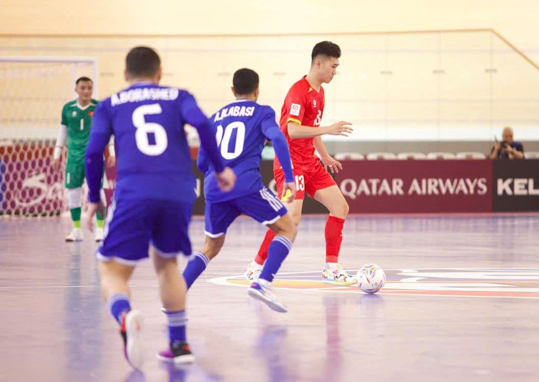 Cầu thủ Futsal Việt Nam nỗ lực tấn công trong trận đấu quan trọng