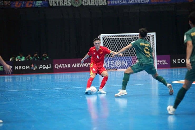 Cầu thủ Futsal Việt Nam (áo đỏ) đối mặt hàng phòng ngự chặt chẽ của Indonesia gần khung thành