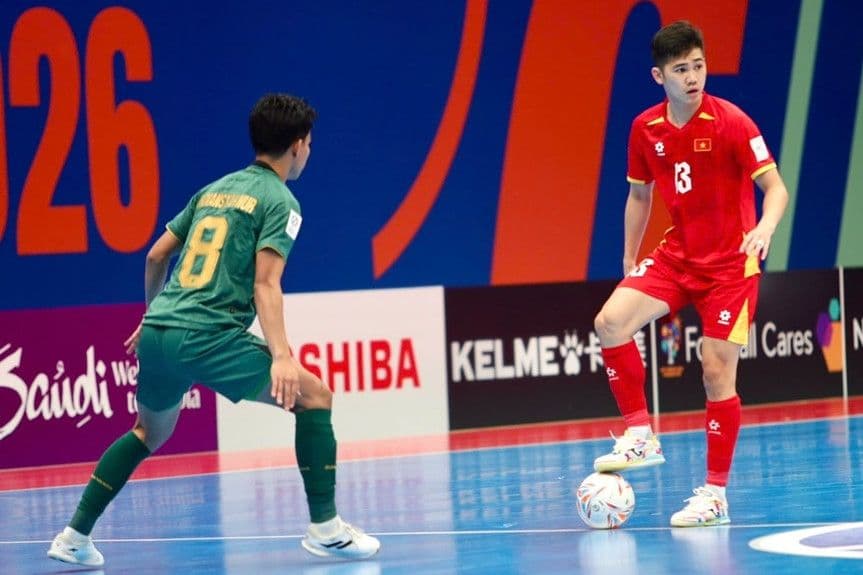 Cầu thủ futsal Việt Nam (áo đỏ) đối mặt với đối thủ Indonesia (áo xanh) trong trận đấu tứ kết căng thẳng tại giải châu Á.