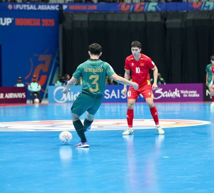 Cầu thủ Futsal Việt Nam (áo đỏ) đối đầu cầu thủ Indonesia (áo xanh) trong trận tứ kết Futsal châu Á 2026